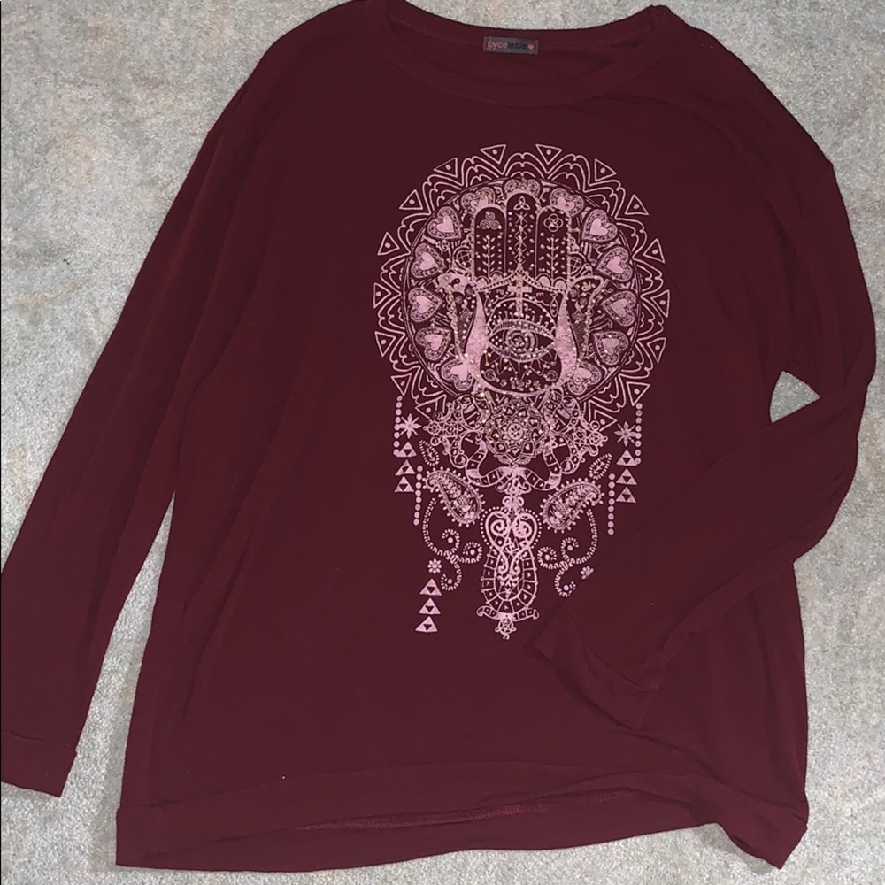 Long sleeve shirt with a hamza gem design.